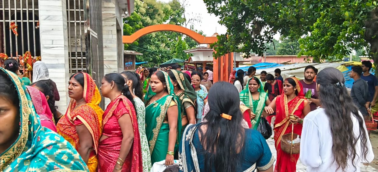 Bholenath was anointed with water amidst chants of 'Har-Har Mahadev'.