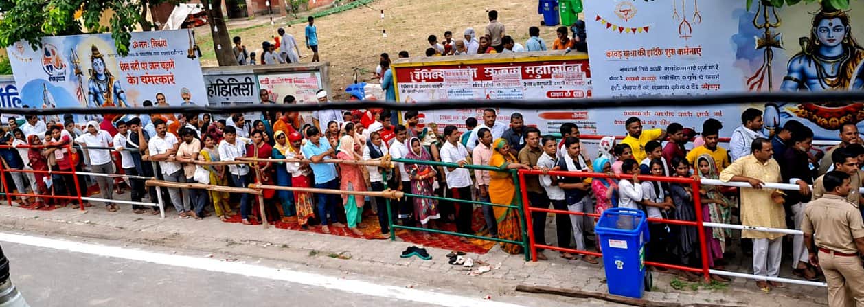 सावन के पहले सोमवार को बालैनी के पुरा महादेव मंदिर में जलाभिषेक करने के लिए उमड़ी शिवभक्तों क