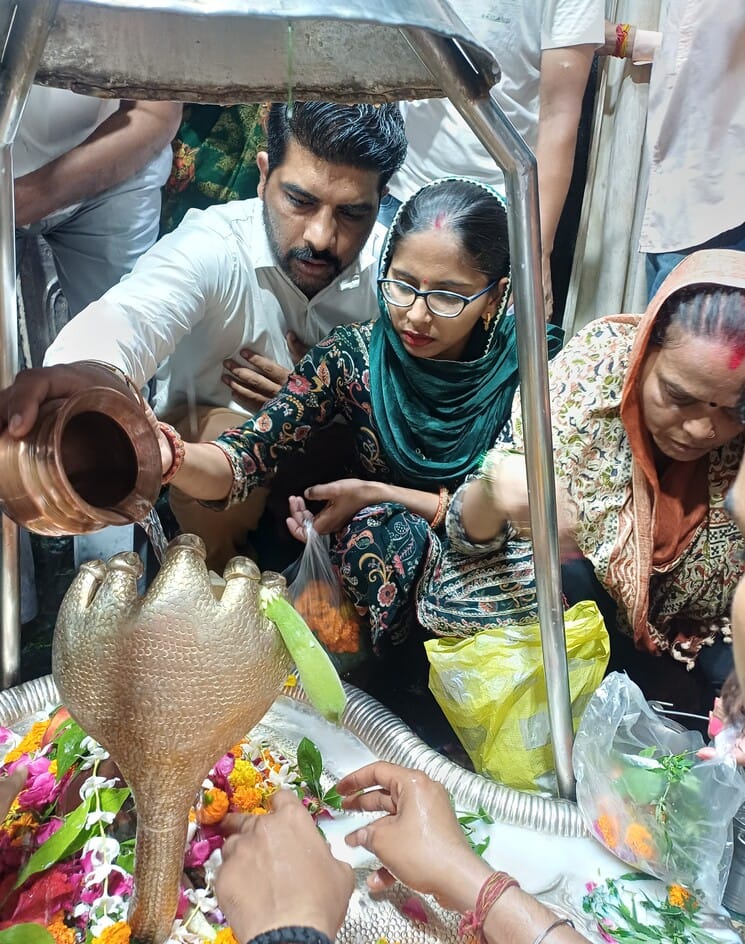 सावन के पहले सोमवार पर अंबाला छावनी के कैलाश मंदिर हाथीखाना में जलाभिषेक करते श्रद्धालु। संवाद