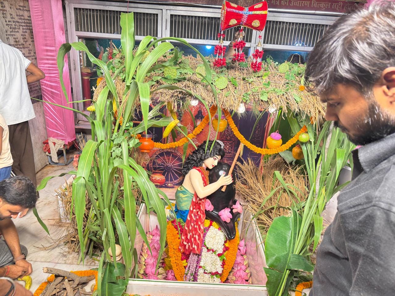सावन में मुहम्मदाबाद गोहना के मोहल्ला सैदपुर प्राचीन शिव मंदिर में सजी भगवान शंकर की झांकी।संवा