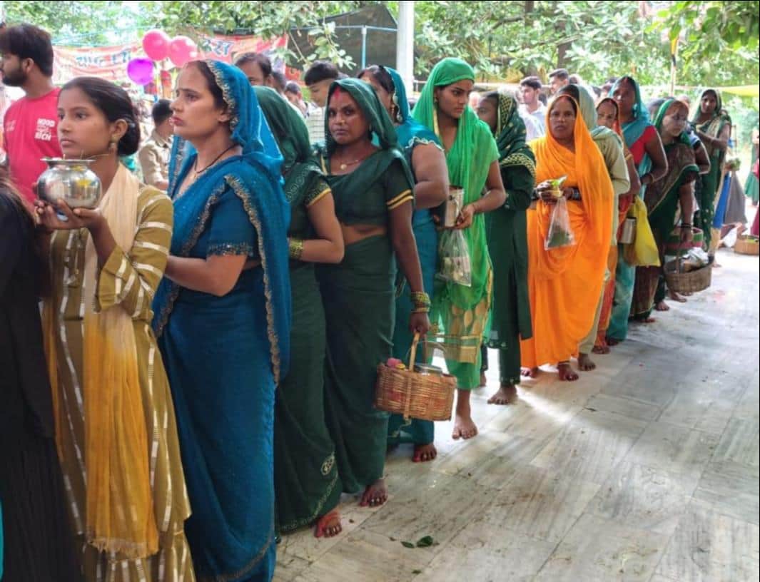 सावन माह के पहले सोमवार को छितौनी गांव स्थित छितेश्वरनाथ मंदिर परिसर में जलाभिषेक करने के लिए