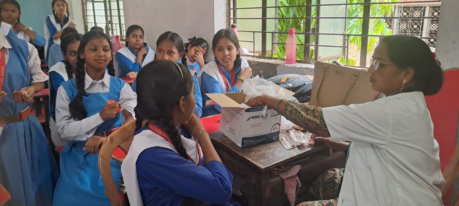 शहर के महुआबाग स्थित राजकीय बालिका इंटर कॉलेज में छात्रा को टीका लगाती स्वास्थ्यकर्मी। स्रोत-वि