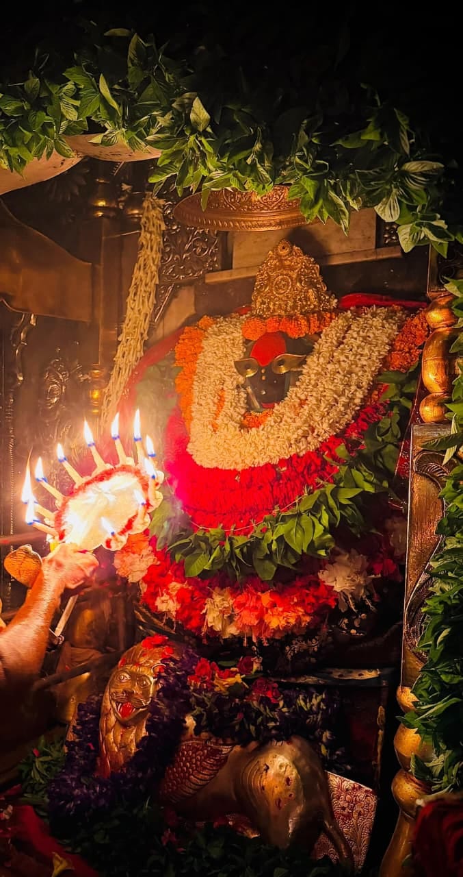 Maa Vindhyavasini was adorned on the first Monday of Sawan.