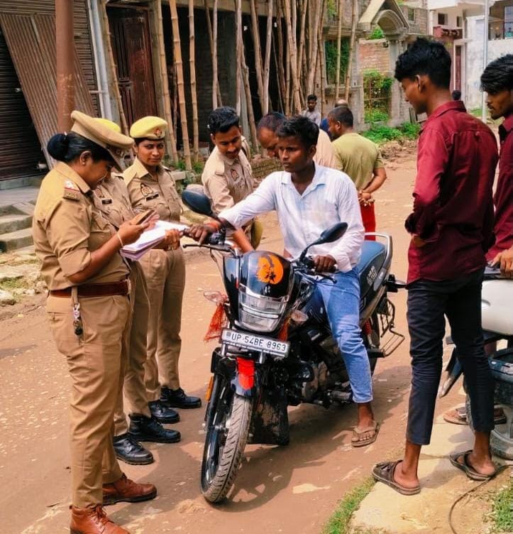 दोहरीघाट में आपरेशन मजनू के तहत चेकिंग करती पुलिस।संवाद