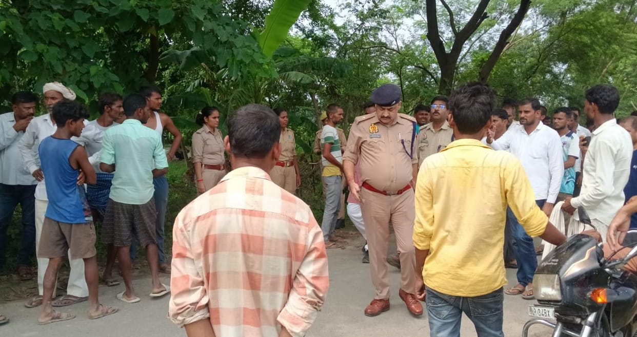 Electric shock from DJ vehicle: two dead, three injured.