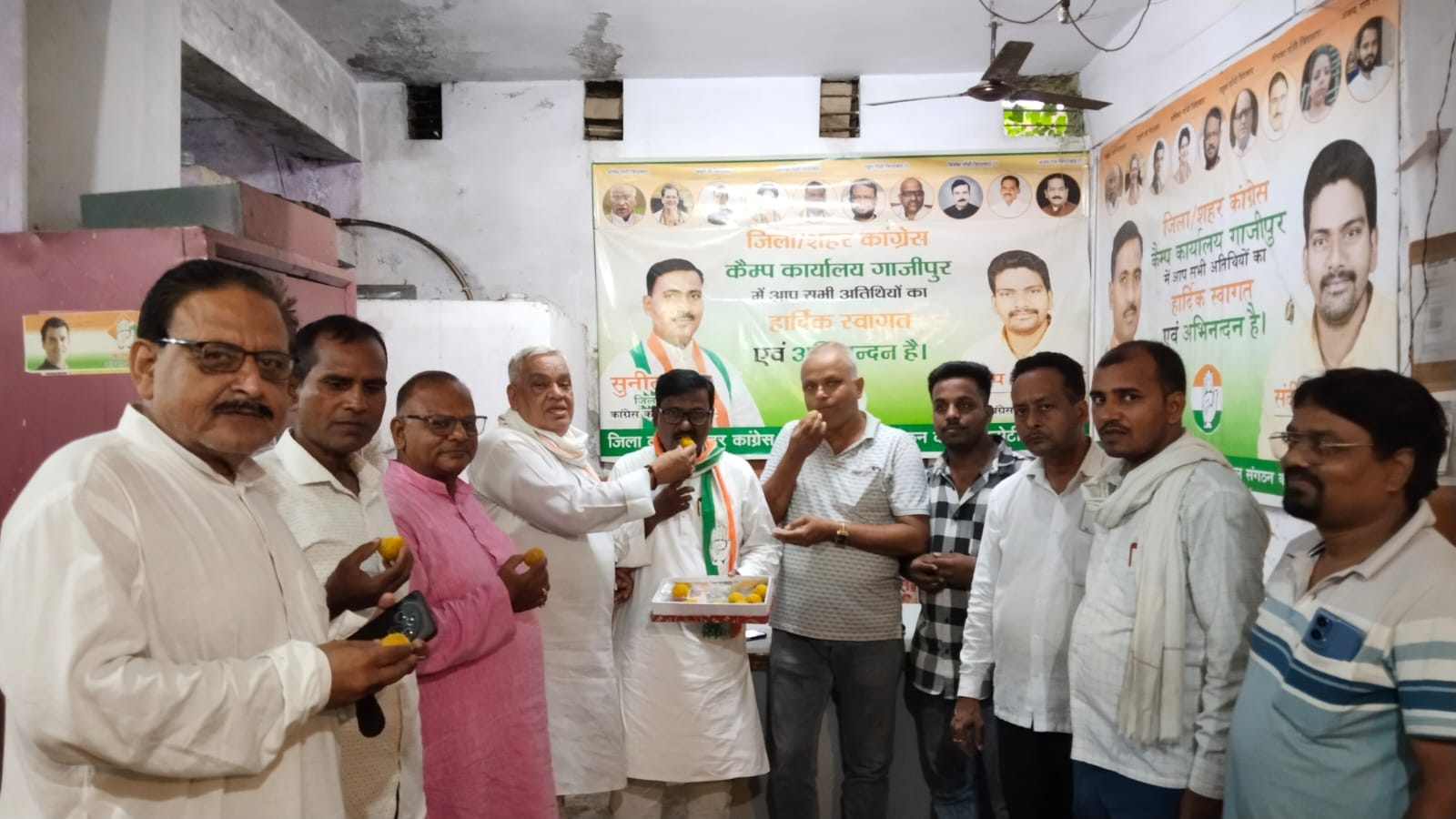 दतिया उपचुनाव पार्टी के प्रत्याशी के जीत पर कांग्रेस पार्टी के जिलाध्यक्ष सुनील राम को मिठाई खि