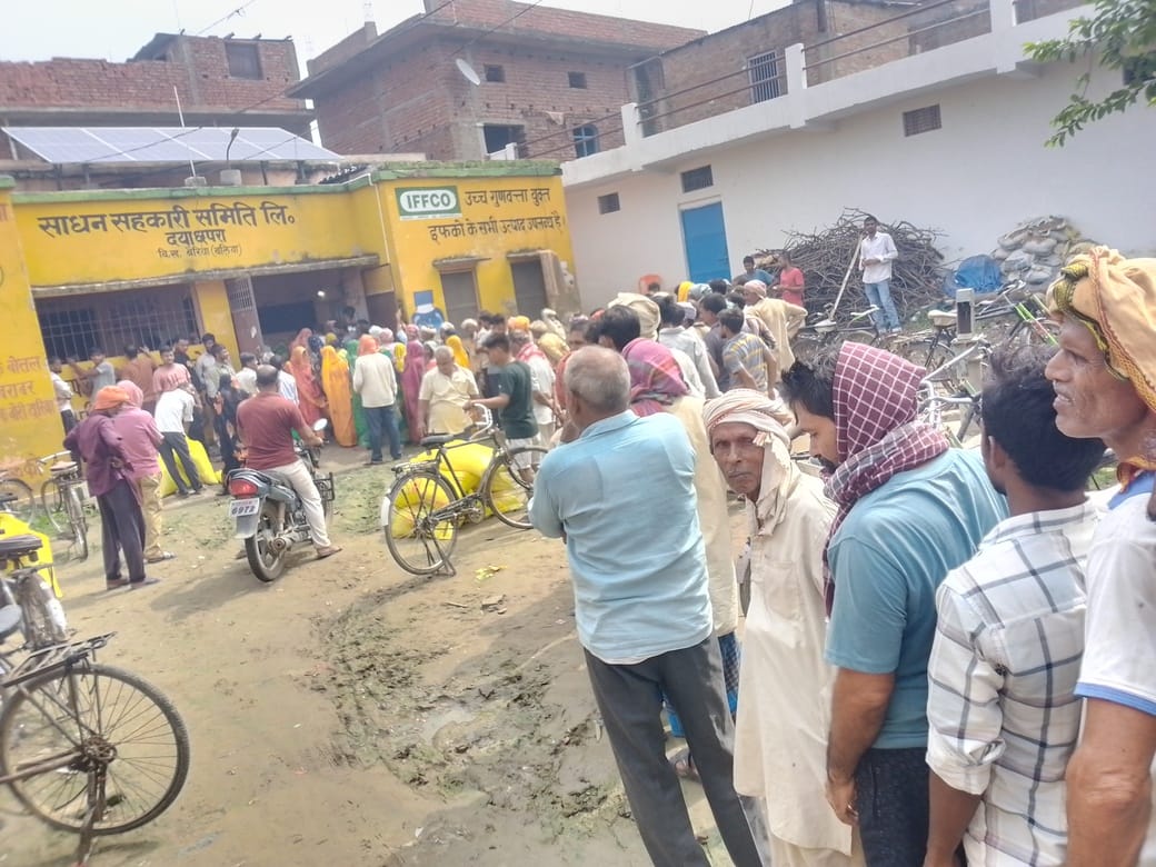 Farmers thronged to procure urea; distribution took place under police supervision
