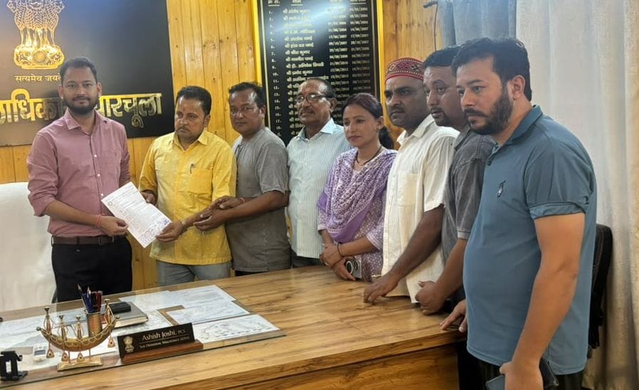 धारचूला में एसडीएम को ज्ञापन सौंपते व्यापारी।