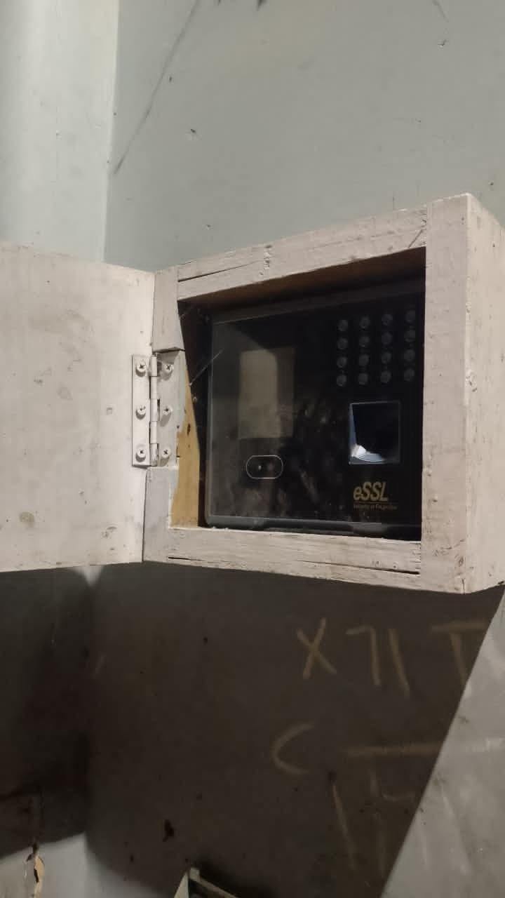 वार्ड-21 बनभूूलपुरा में पार्षद के घर पर लगी बायोमेट्रिक, जो लगाने के बाद से ही खराब पड़ी है। सं