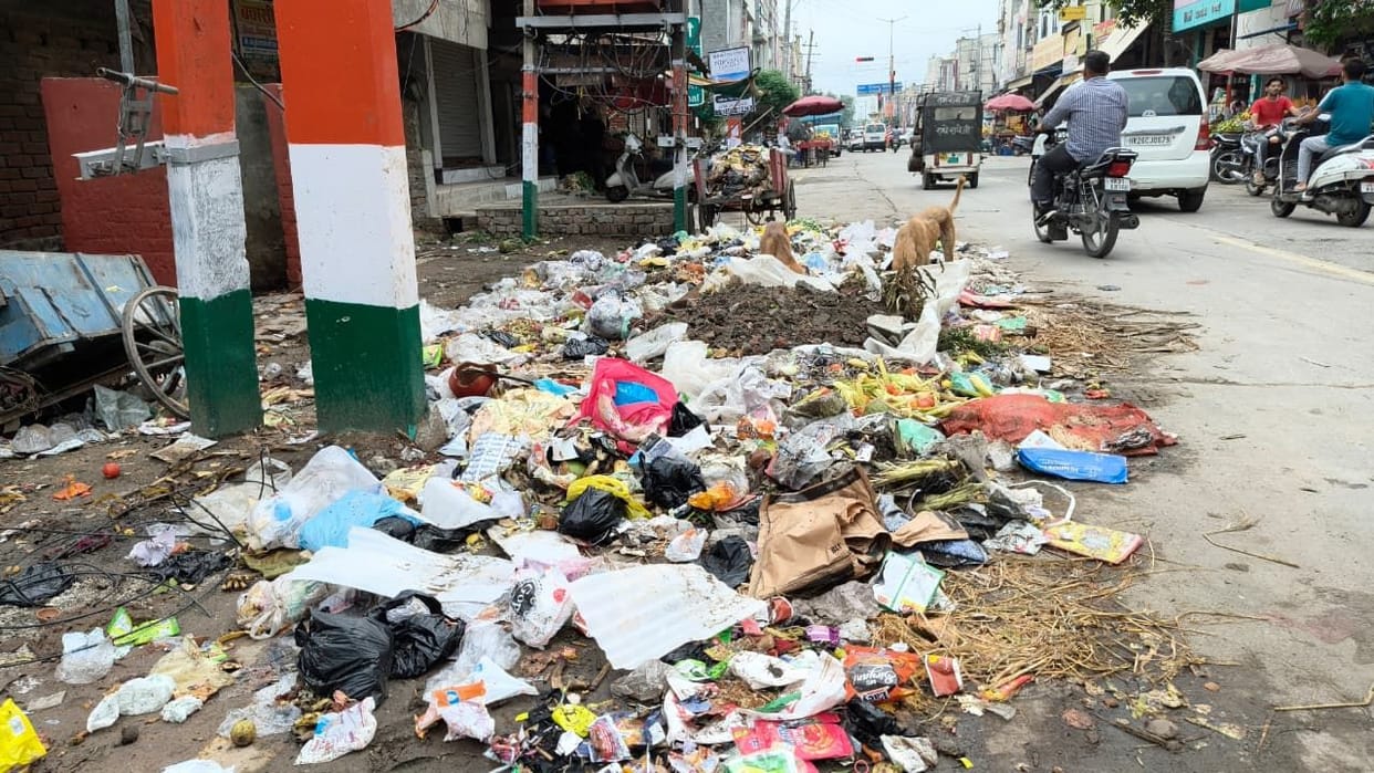 From Safidon Road to Gohana Road, heaps of garbage were everywhere, and people were troubled by the foul smell after the rain.