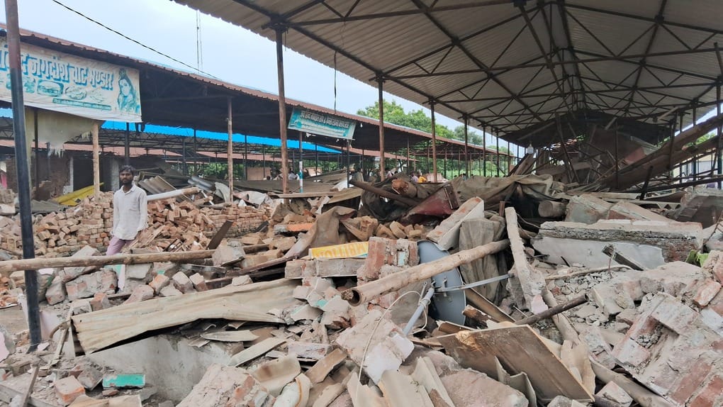 आलापुर तहसील क्षेत्र के गोविंद साहब में टिनशेड के नीचे पड़ा दुकानों का मलबा। संवाद