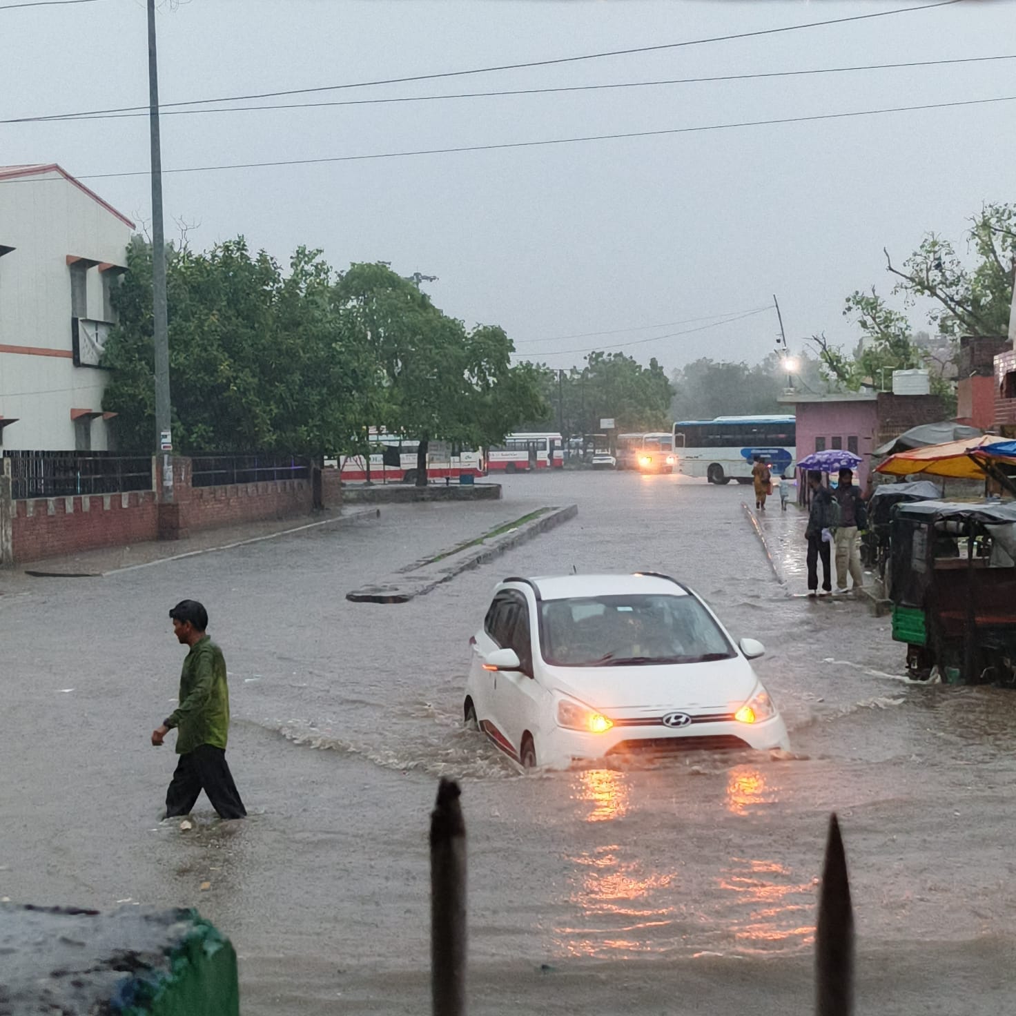 अंबाला छावनी बस अड्डा परिसर में जलराव के बीच गुजरती कार। संवाद