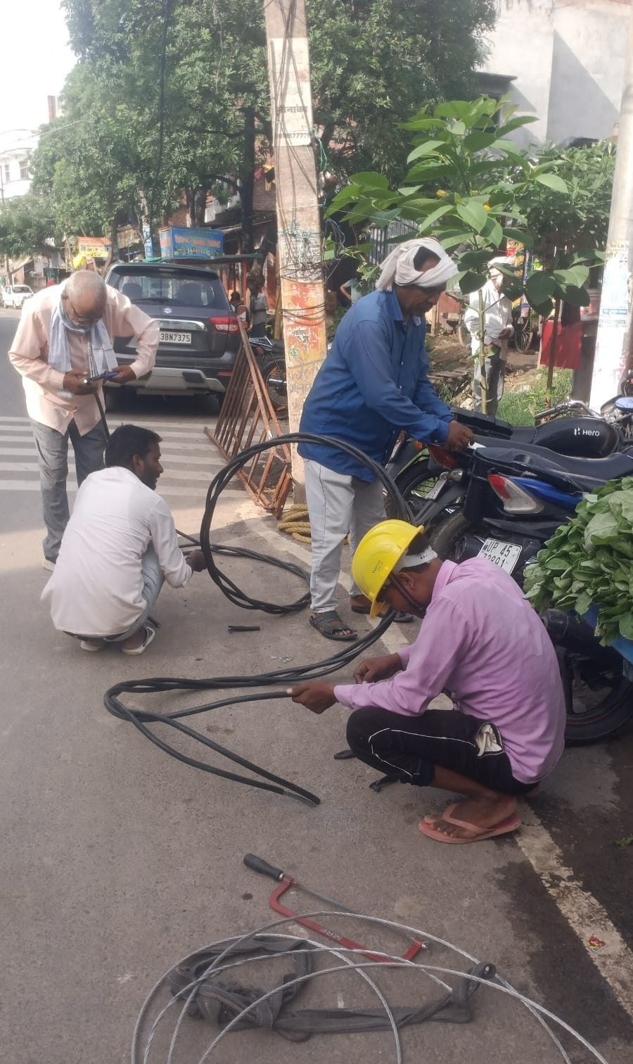 अकबरपुर के बनगांव मार्ग पर जर्जर तार बदलते बिजलीकर्मी। स्रोत नागरिक