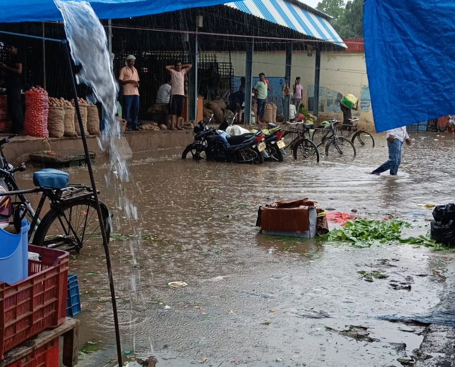 अमहट सब्जी मंडी में भरा बारिश का पानी। स्रोत-व्यापारी