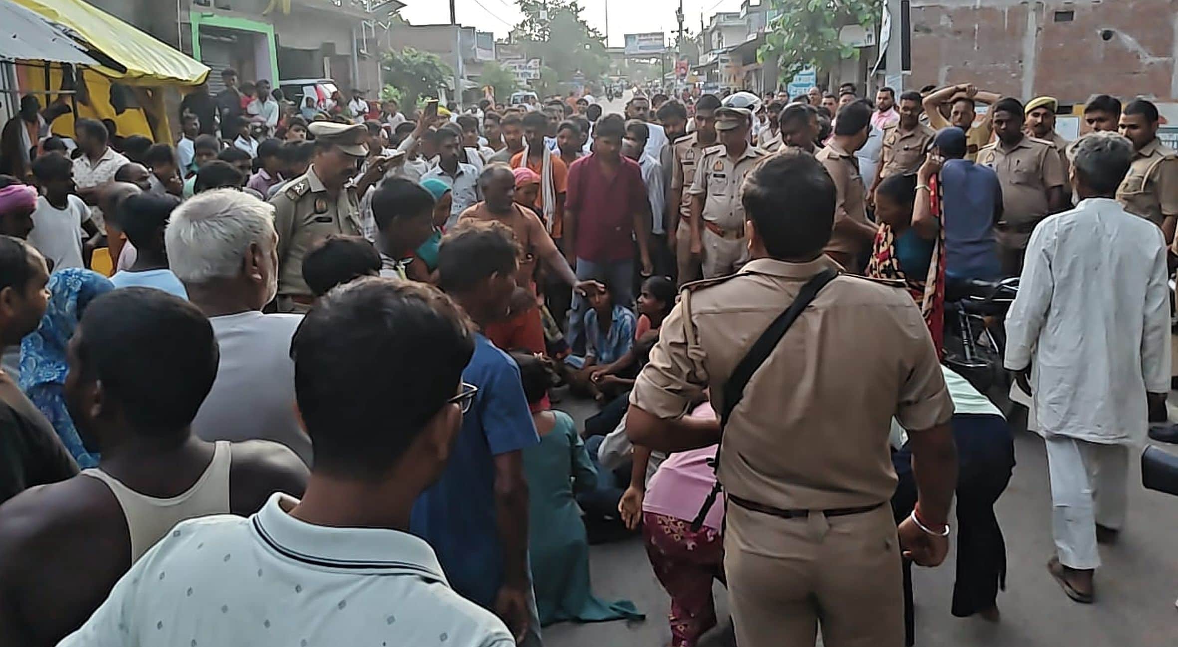 अमेठी-प्रतापगढ़ मार्ग पर जाम लगाकर प्रदर्शन करते आक्रोशित परिजन व ग्रामीण। संवाद