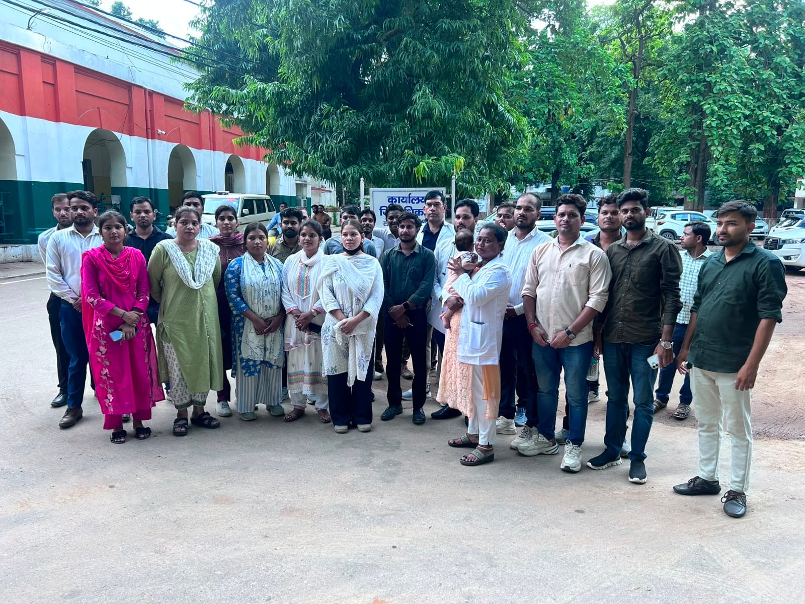अपनी मांगों को लेकरकलक्ट्रेट में एकत्र हुए सीएचओ। सोत: सीएचओ