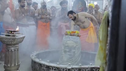 बाबा महाकाल को ऐसे चढ़ाई जाती है, भस्म।