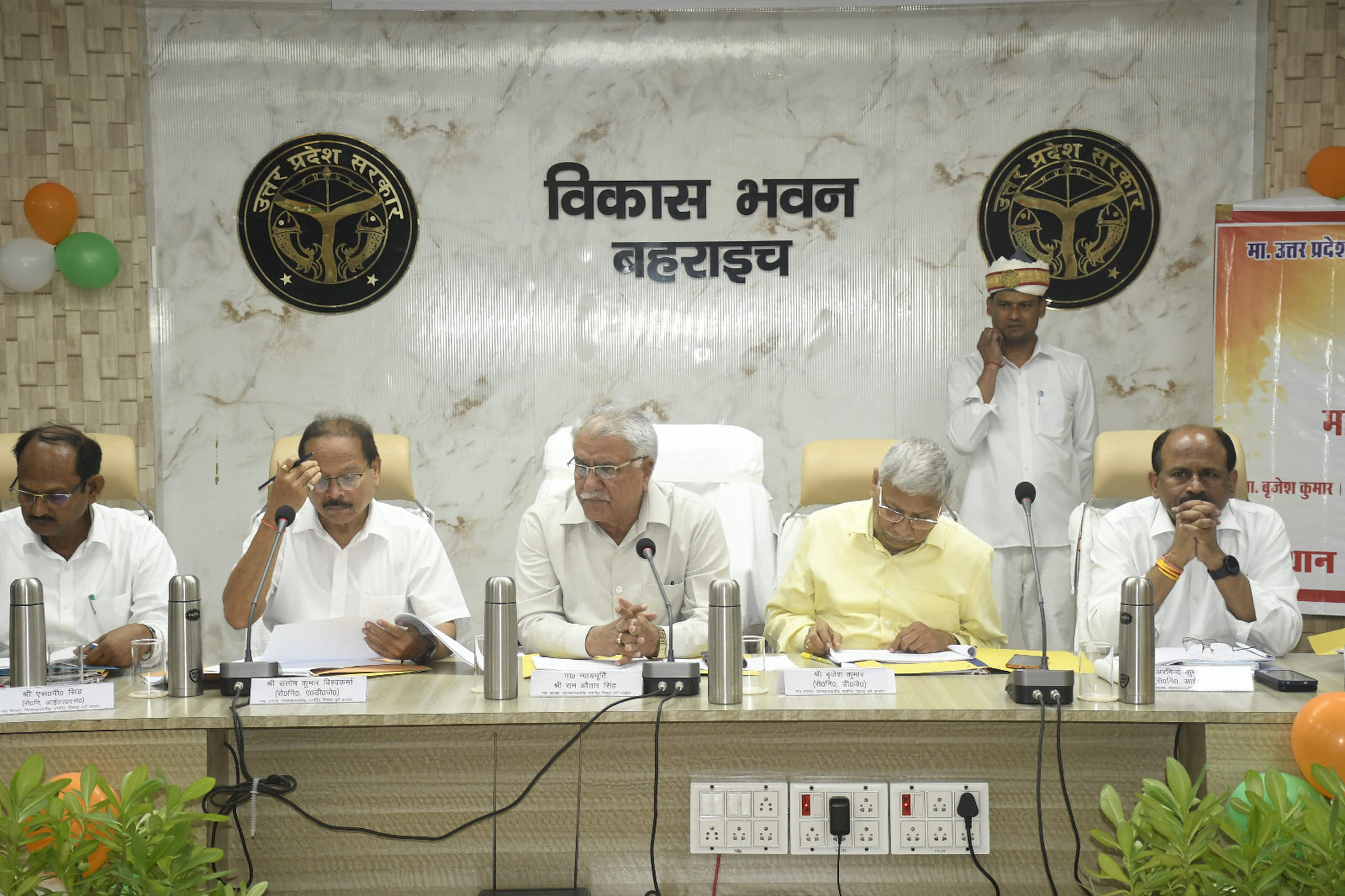बहराइच के विकास भवन सभागार में पिछड़ा वर्ग आयोग की बैठक में मौजूद अध्यक्ष, सदस्य व अन्य।
