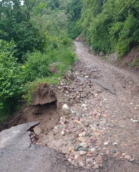 Landslide on Jwalamukhi-Ghatta Tehri road, a portion collapses
