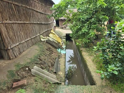 No railings, no slabs on open drains... only danger