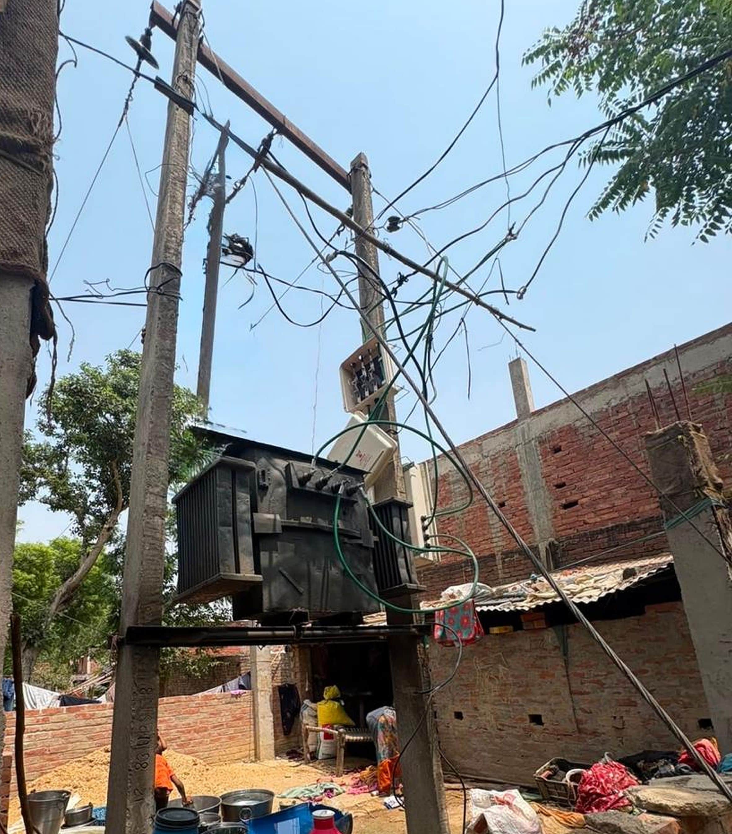 बाजारशुकुल के किशनी गांव में जला ट्रांसफार्मर।-संवाद