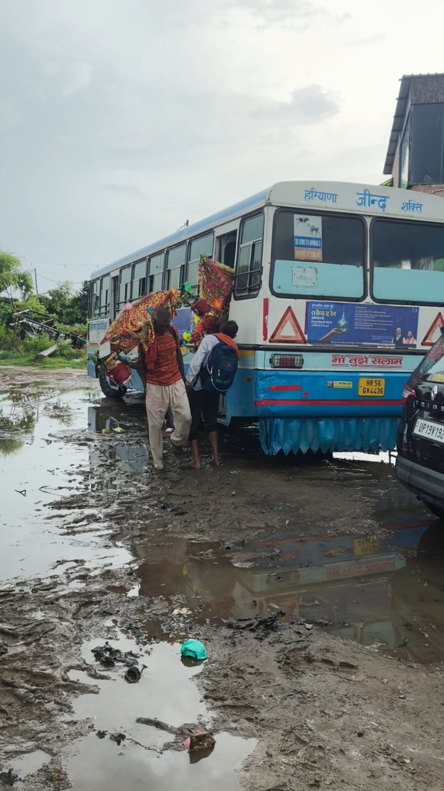 बनत के पास हादसे के बाद बस से उतरते श्रद्धालु। नागरिक