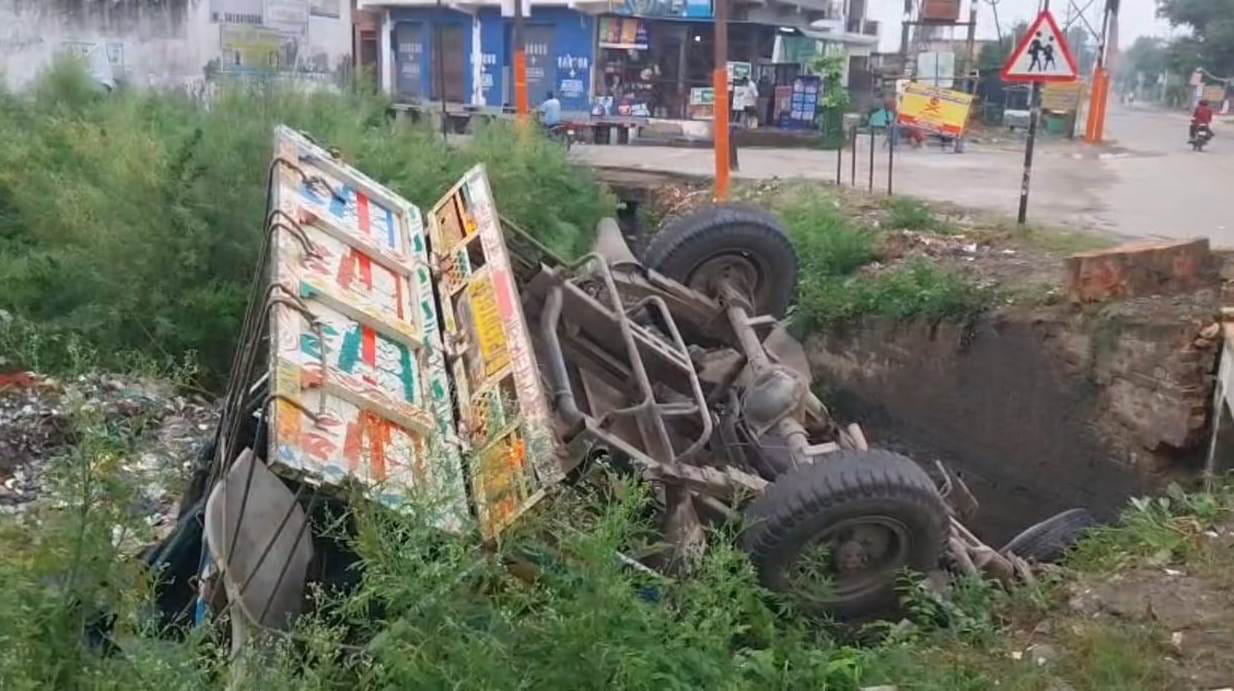 ब्रजघाट में नाले में गिरा मिनी ट्रक। संवाद