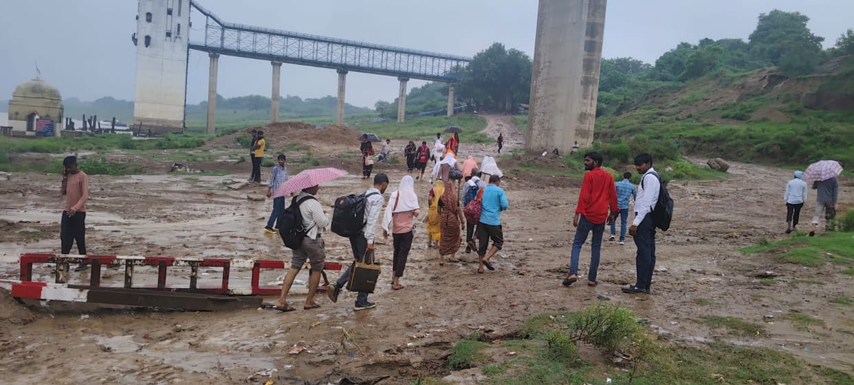 The approach road to Chambal Ghat has become swampy due to rain