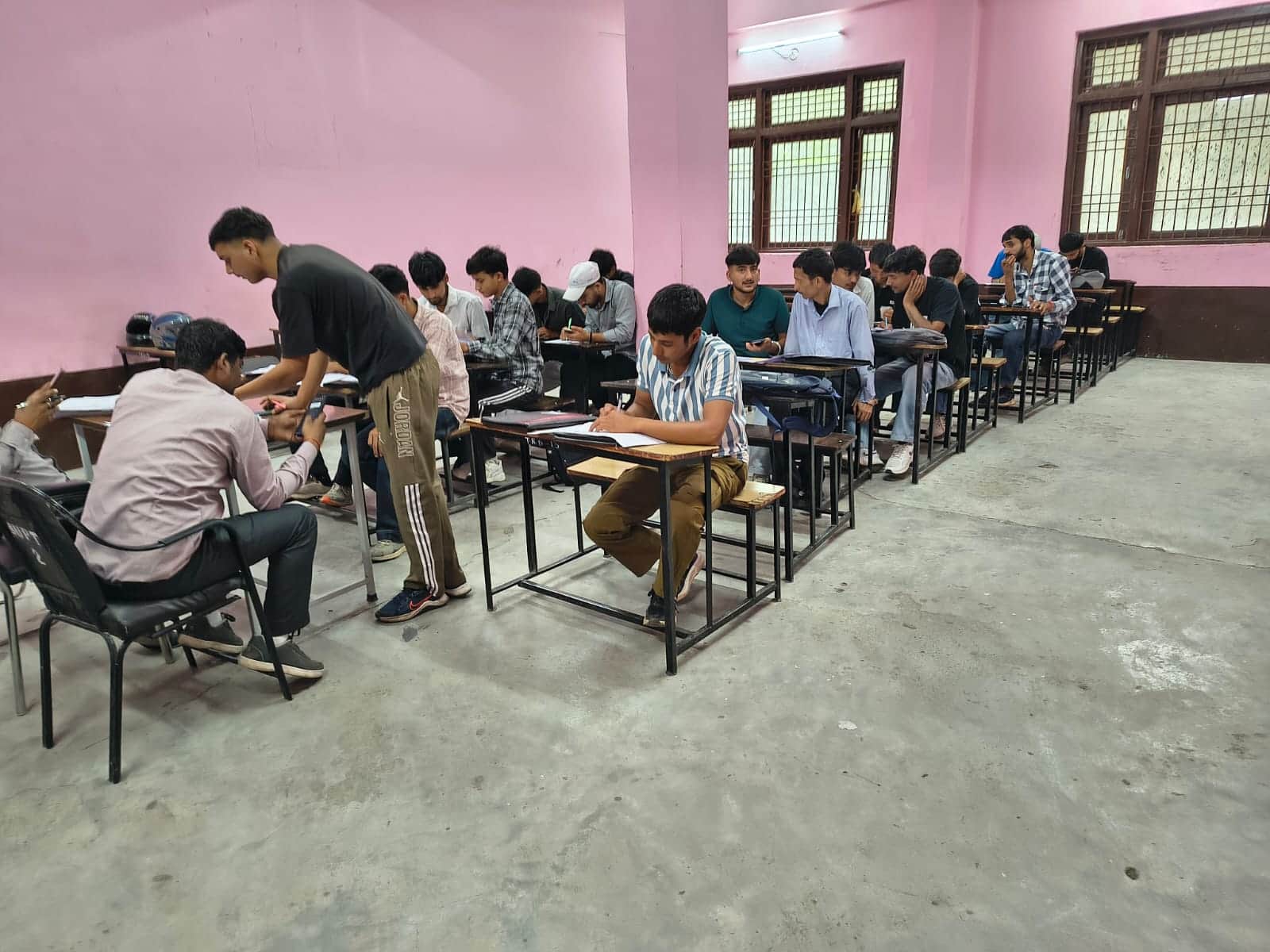 बट्ट आईटीआई बौंखरी मोड़ में लिखित परीक्षा देते प्रतिभागी। संस्थान