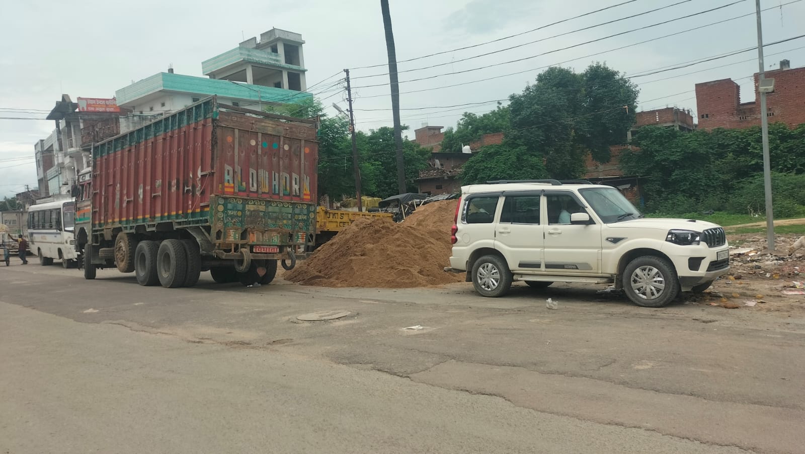 बदलापुर-कलीचाबाद मार्ग स्थित सड़क पर गिराई गली बालू। संवाद