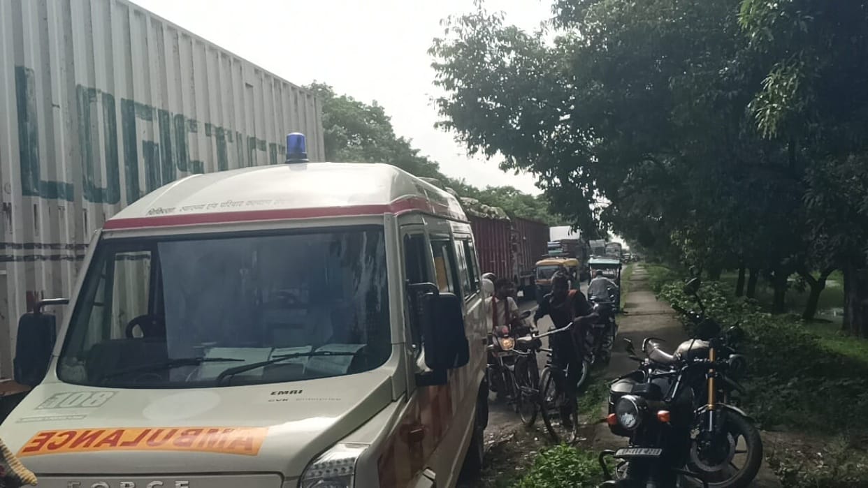 ARTO accused of confiscating keys after issuing challan; truck driver blocks road.