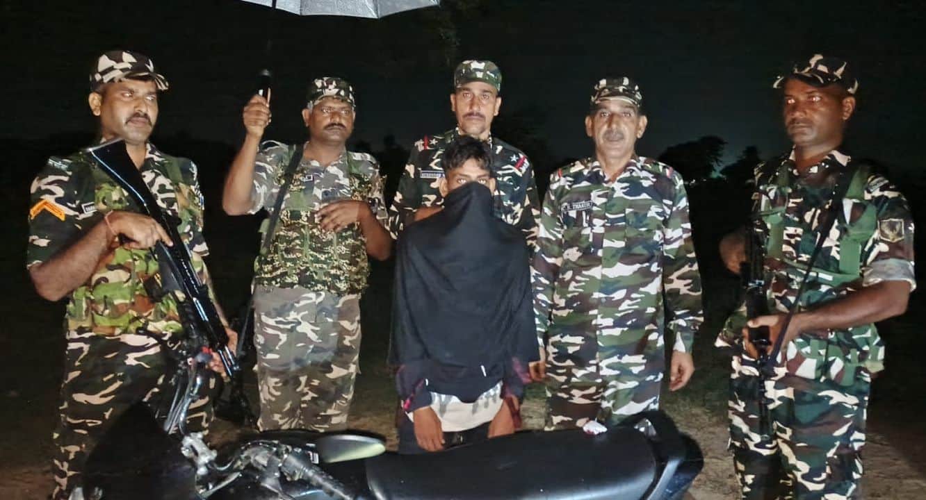 बढ़नी एसएसबी की गिरफत में आरोपी। स्रोत एसएसबी