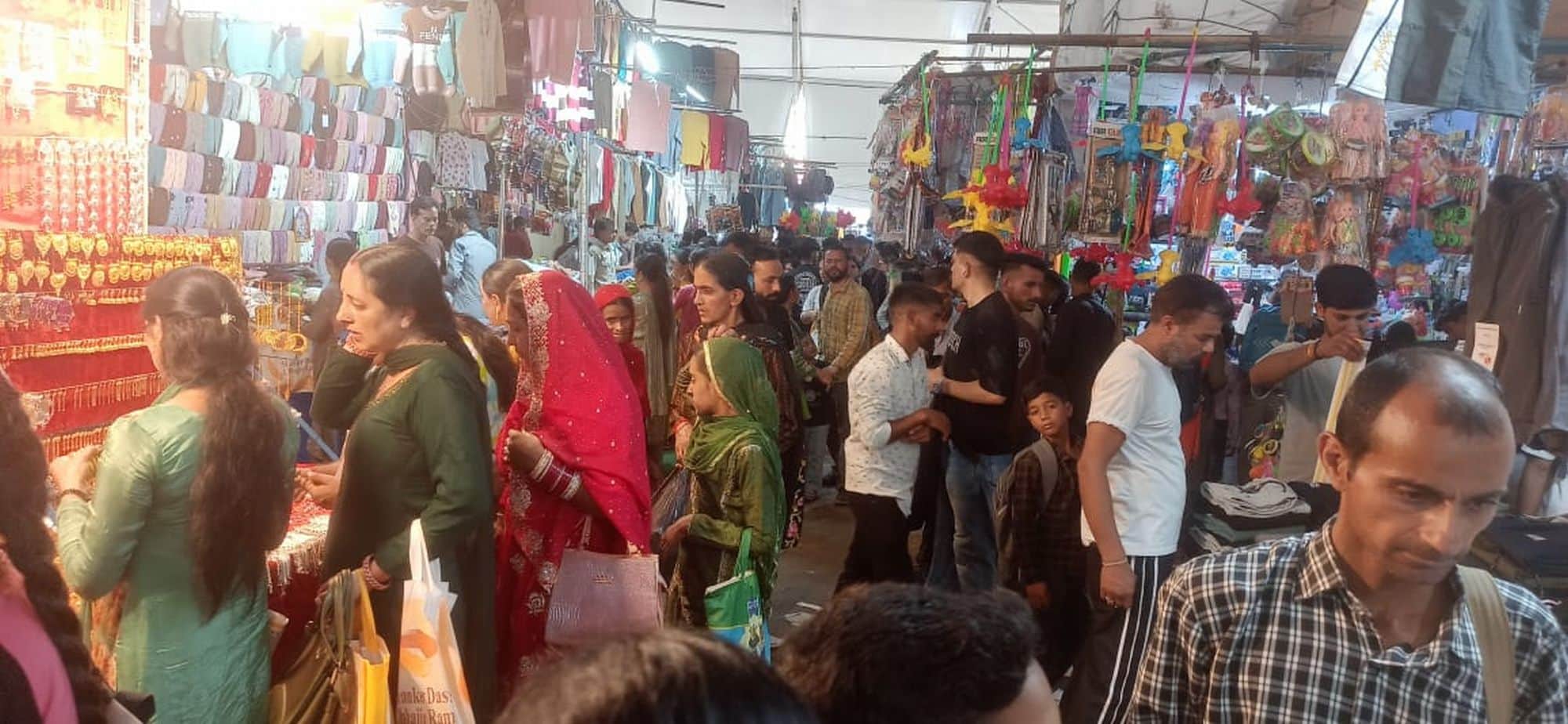 चंबा मिंजर मेले के बाद खरीदारी करने के लिए उमड़ी लोगों की भीड़।संवाद