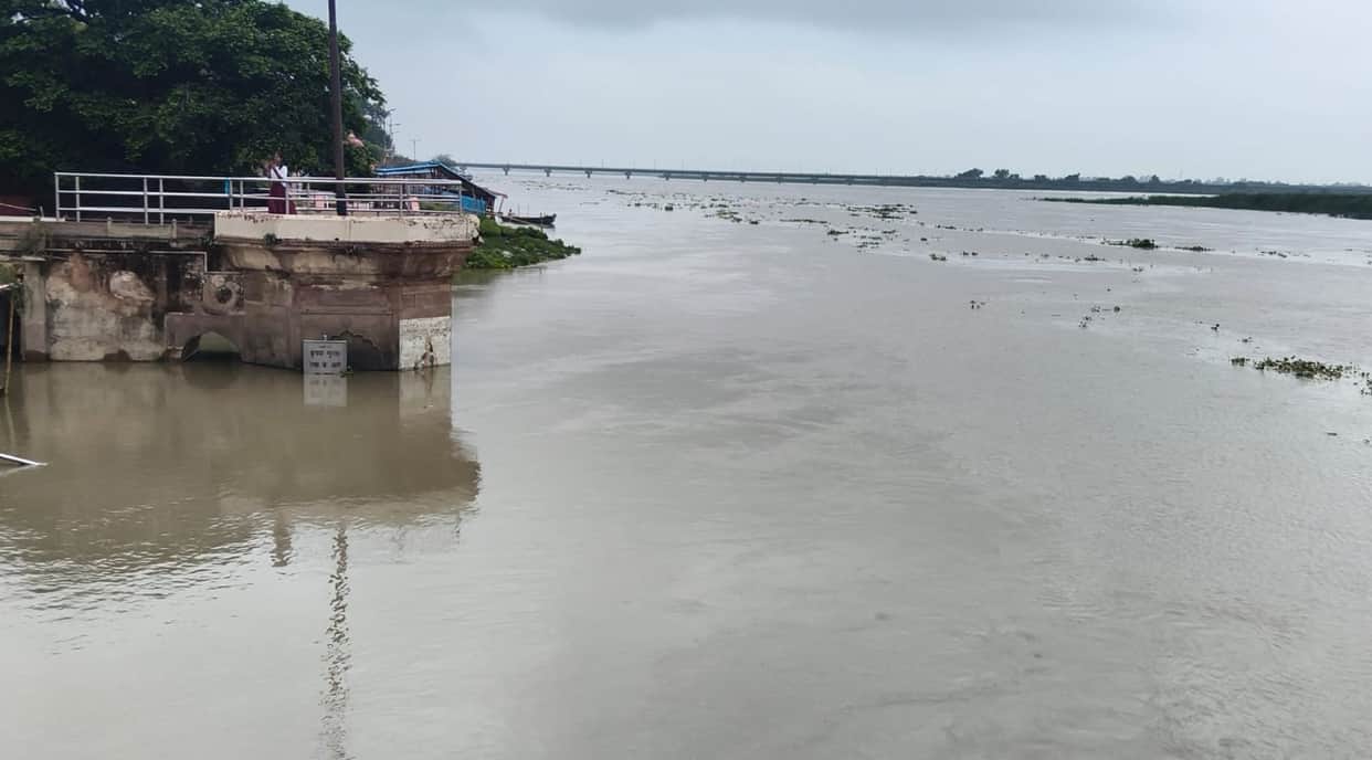 People scared due to the rising of Ganga