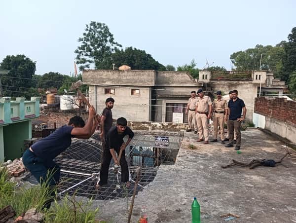 Illegal structure belonging to a drug smuggler demolished in Damtal.