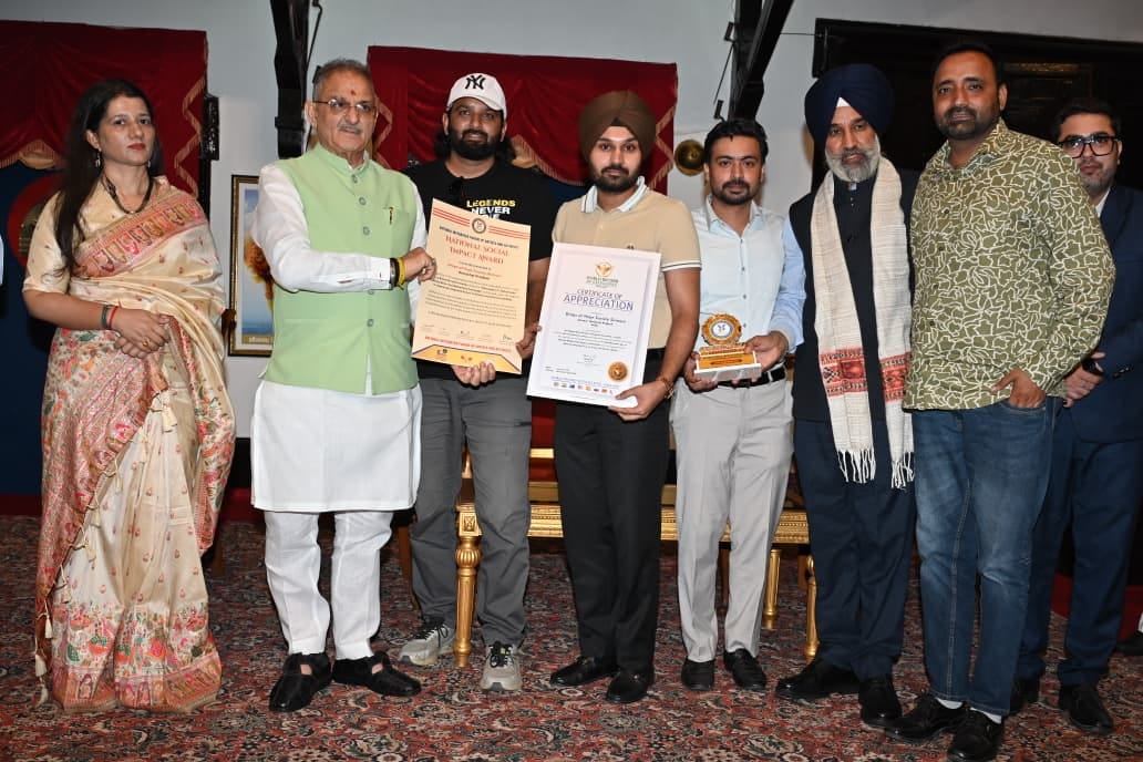 ड्राप्स ऑफ सोसायटी के सदस्यों को सम्मानित करते राज्यपाल कविंद्र गुप्ता । स्रोत: सोसायटी