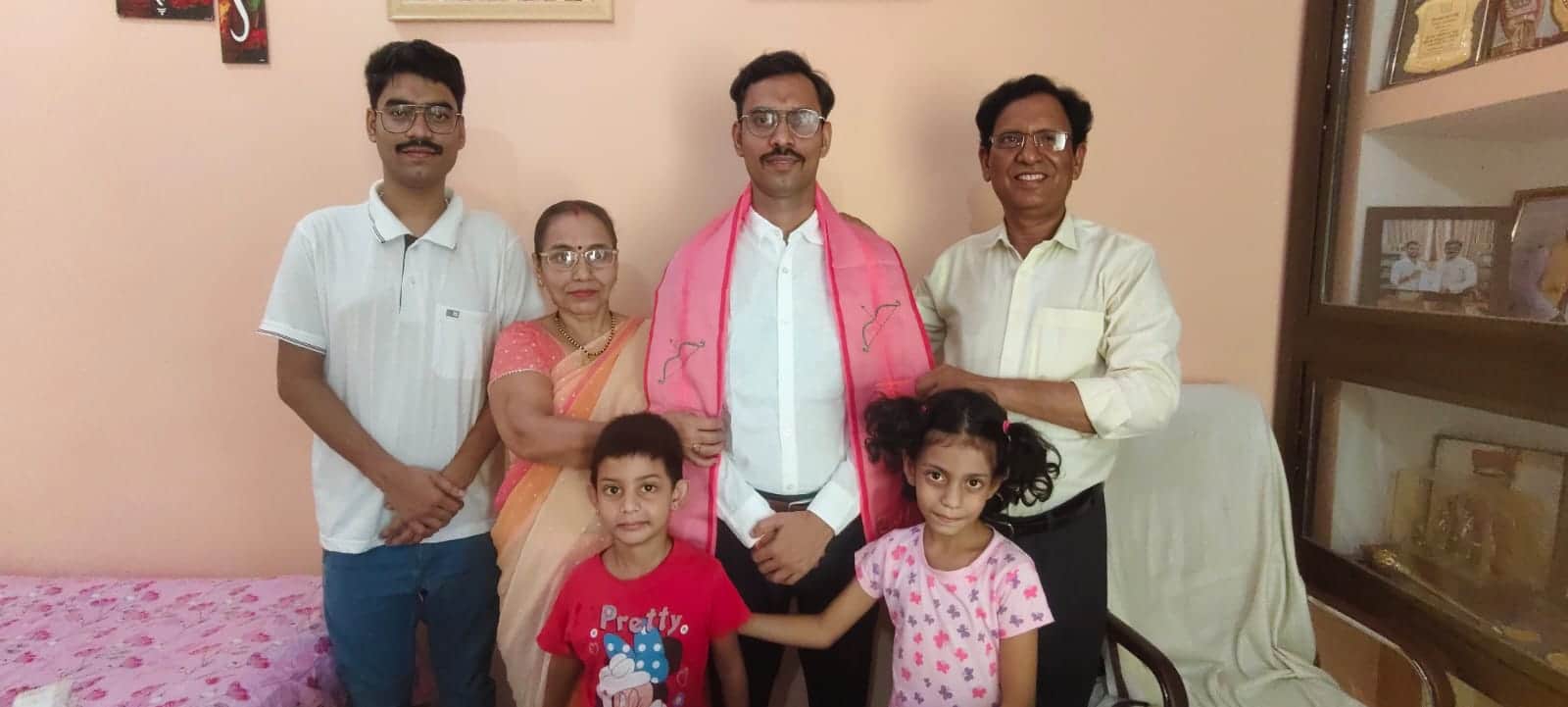 फोटो 05 सीकटीपी  13 माता-पिता के साथ चयनित डॉ. नितेश उपाध्याय। स्रोत: स्वयं