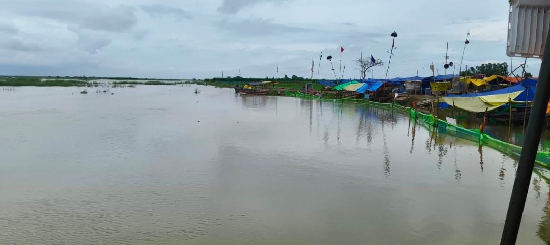 Ganga swells; water level rises by 87 cm at Rajghat; farmers concerned.