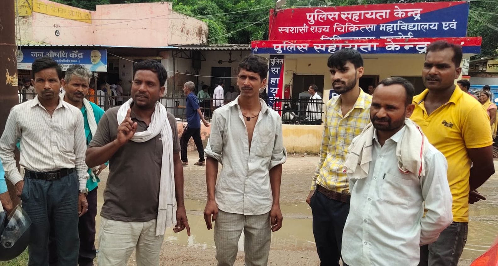 फोटो- 21- मेडिकल कॉलेज में मौजूद मृतका राधा के परिजन। संवाद