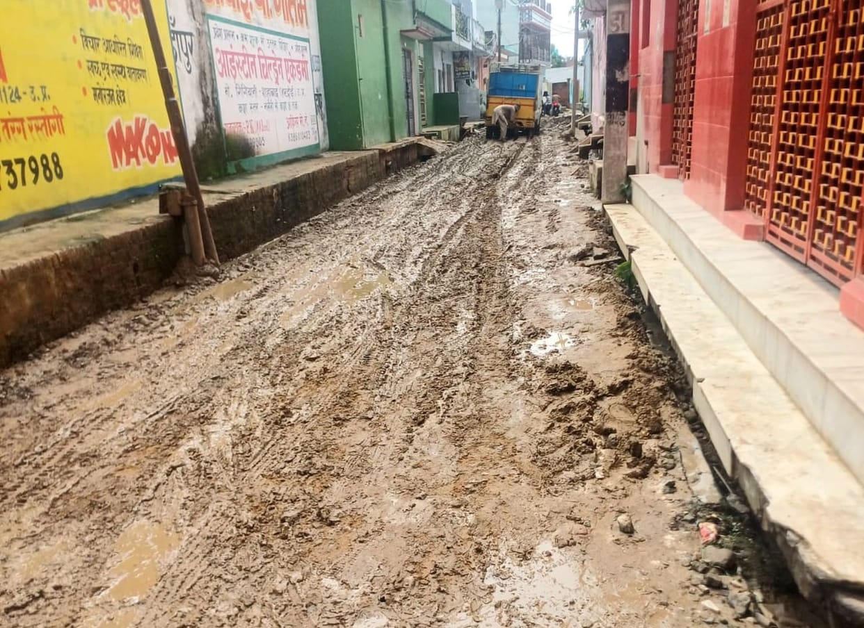 During the rainy season, the town's Bhudiya Road became worse than the village roads.