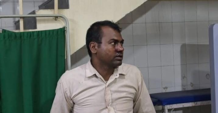 फोटो - 28 जानकारी देता घायल धर्मेंद्र। संवाद