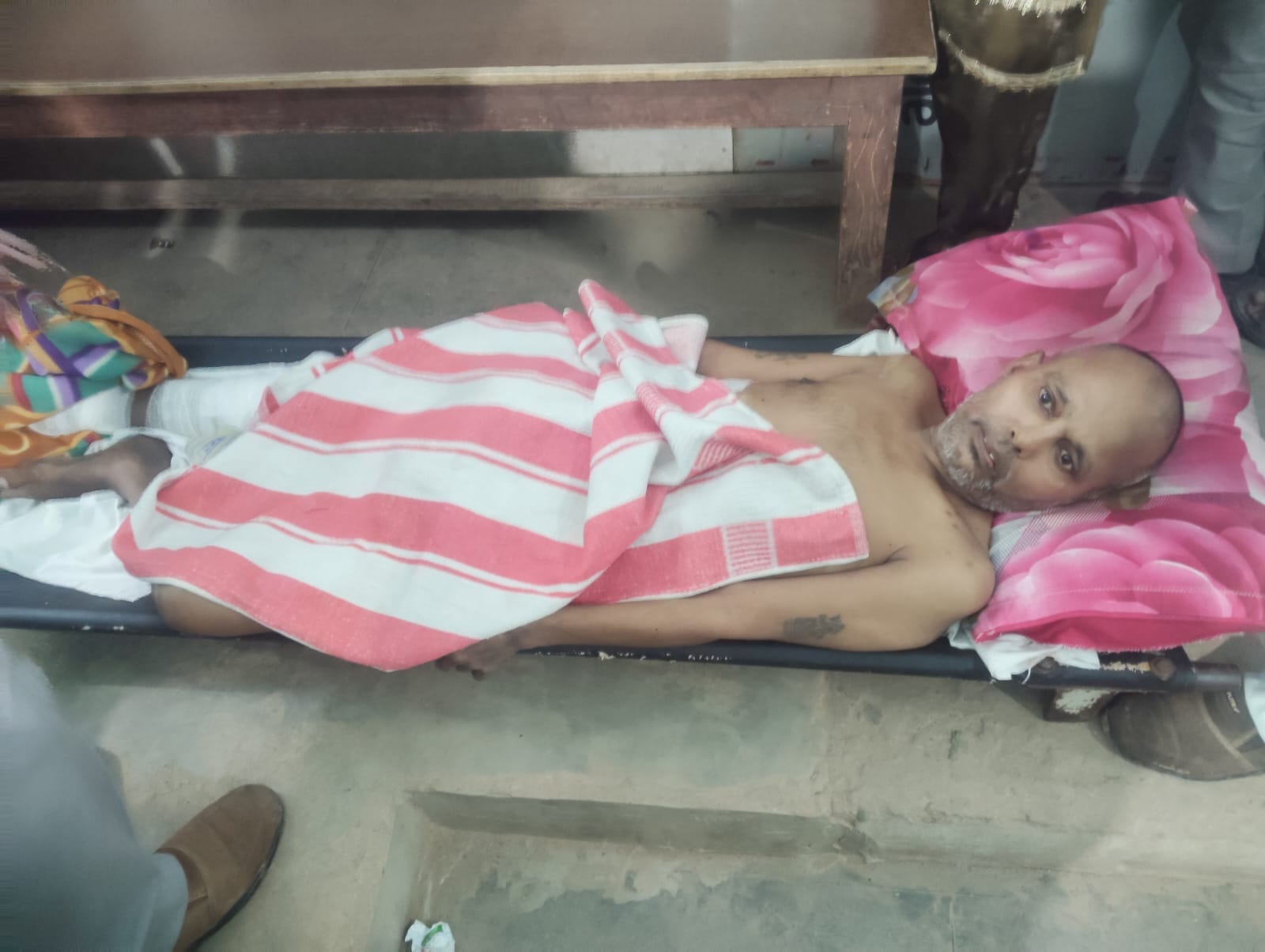 फोटो 47 रजिस्ट्री कार्यालय में स्ट्रेचर पर लेटा बाप। संवाद