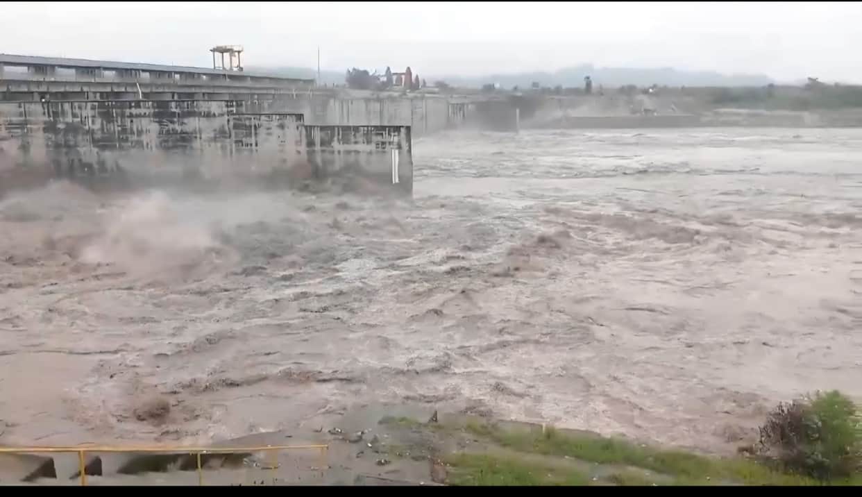 Water level at Hathnikund reaches 79,630 cusecs