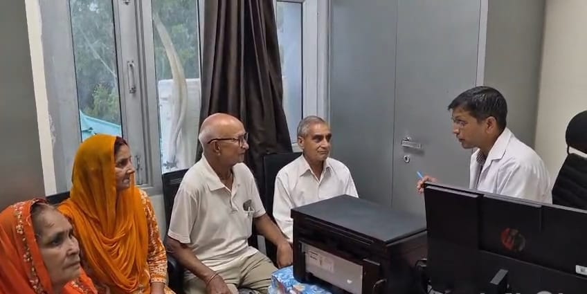 हड्डियों की बीमारियों से बचाव के आधुनिक तरीकों के बारे मरीजों को बताते डॉ. संजय। स्रोत : संस्था