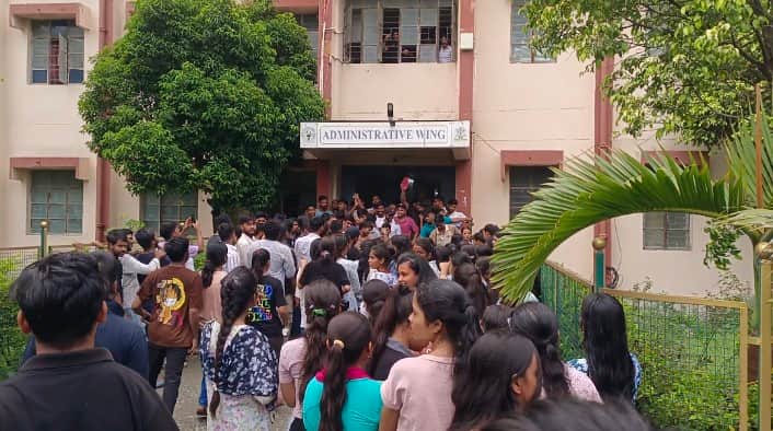 Uproar of engineering college students troubled by the arrogance of principal's driver and guard
