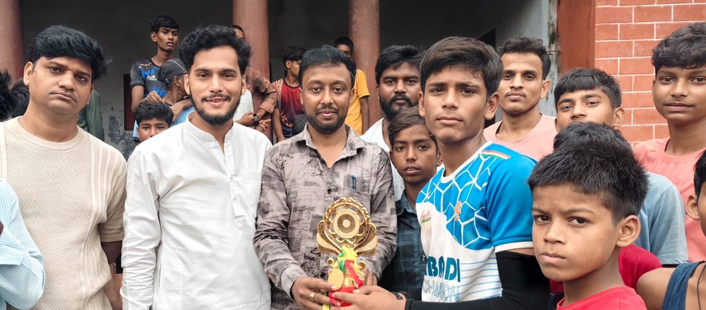 हल्दी क्षेत्र के बहादरपुर गांव में आयोजित कबड्डी प्रतियोगिता के दौरान विजेता टीम को शील्ड को दे