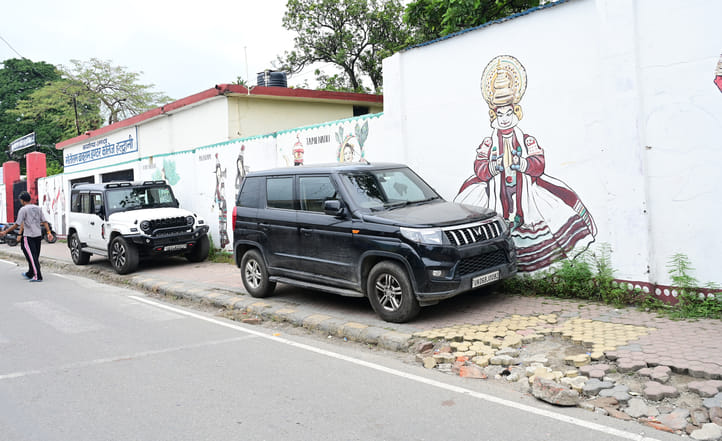 हल्द्वानी, एमबी इंटर कॉलेज के फूटपाथ तोड़कर बनी पार्किंग।          अमर उजाला