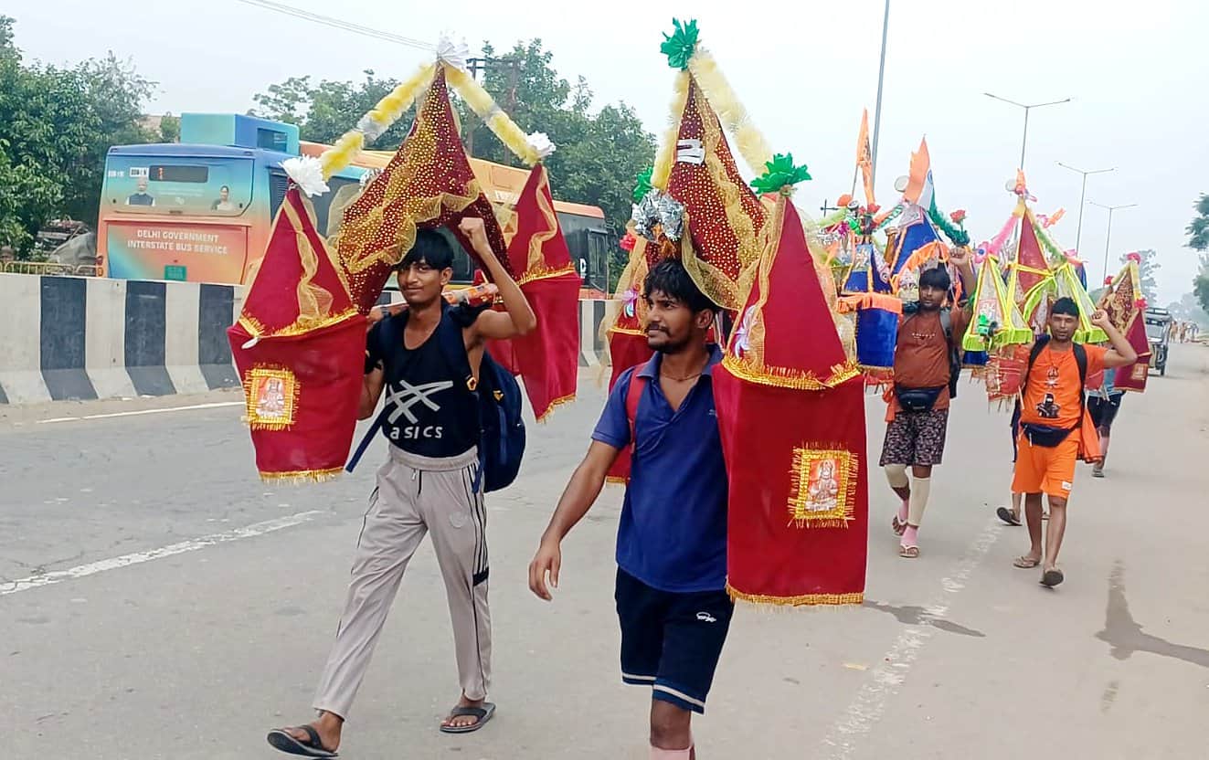 हरिद्वार से गंगाजल लेकर बागपत के गौरीपुर जवाहरनगर में जाते कांवड़िए। संवाद