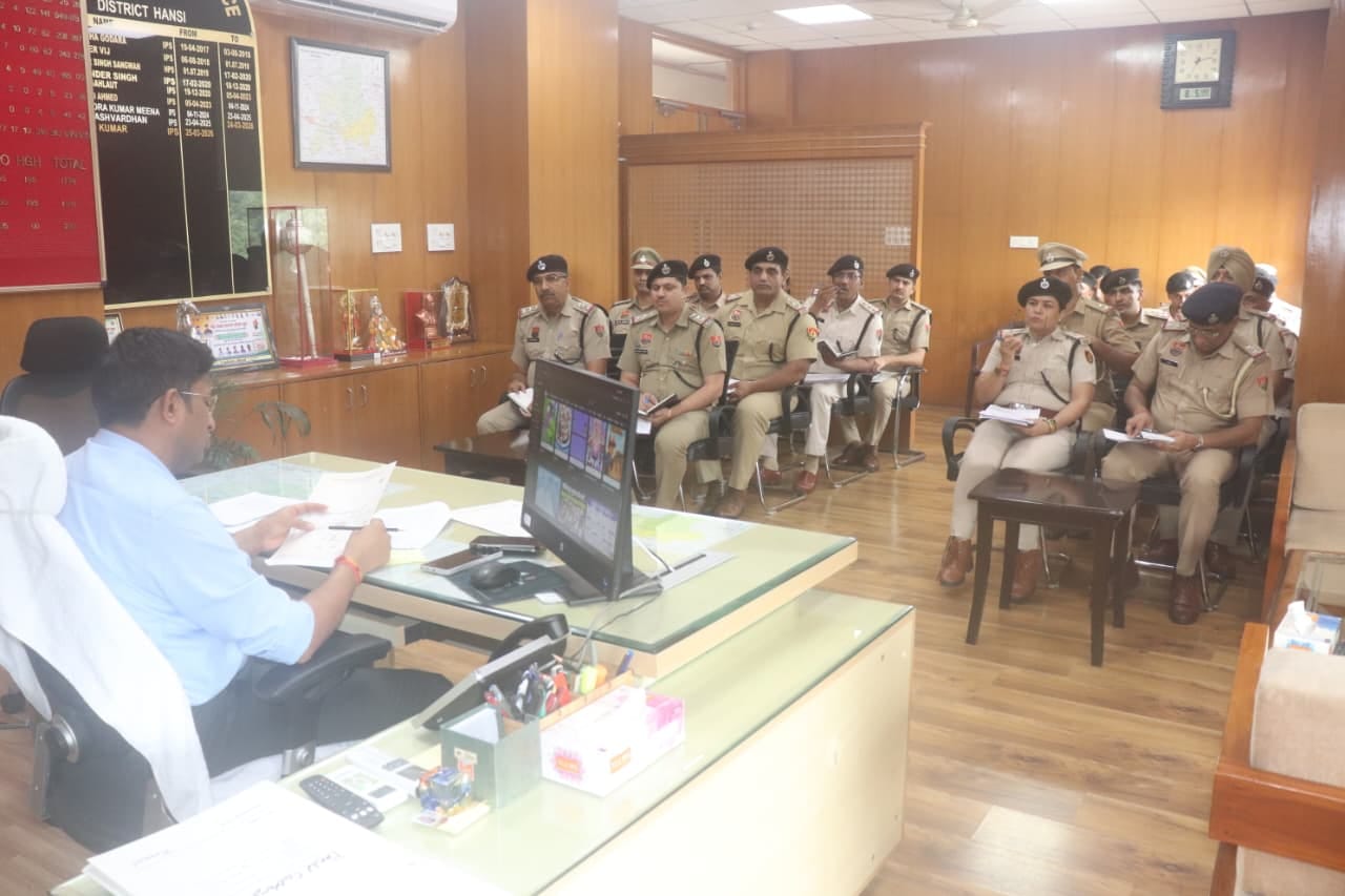 हांसी बैठक में निर्देश देते हुए एसपी विनोद कुमार। पुलिस