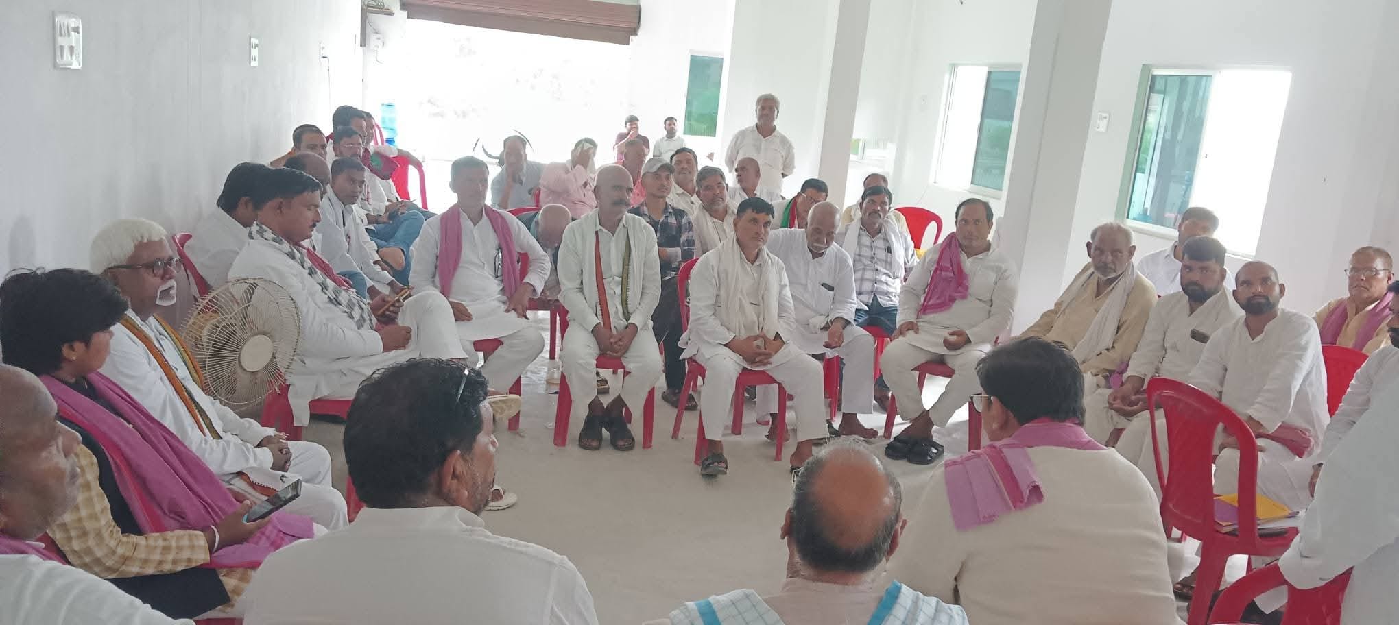 हैदरगंज गांव में सपा के जहूराबाद विधानसभा की मासिक बैठक में शामिल कार्यकर्ता। संवाद